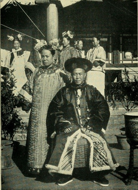 Ảnh chụp gia đình của một viên quan dưới triều đại nhà Thanh.