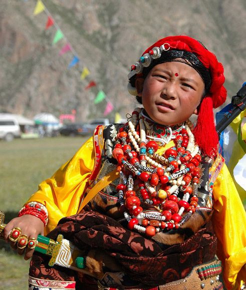 Người Khampa nổi bật so với các nhóm người khác trong khu vực khi đeo rất nhiều trang sức bằng vàng, bạc cùng nhiều phụ kiện trên đầu.