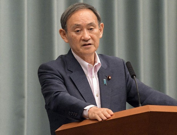 Khi tham gia chính trường Nhật Bản, ông Suga gây dựng sự nghiệp bằng chính khả năng của mình mà không có bất cứ mối quan hệ hay học hỏi kinh nghiệm làm chính trị từ người thân nào trong gia đình.