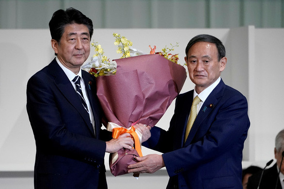 Tân Thủ tướng Suga là người kế nhiệm Thủ tướng Abe Shinzo - người từ chức vì lý do sức khỏe. Ông Suga là trợ thủ đắc lực và là người bạn thân thiết, đáng tin cậy với ông Abe trong gần 10 năm qua.