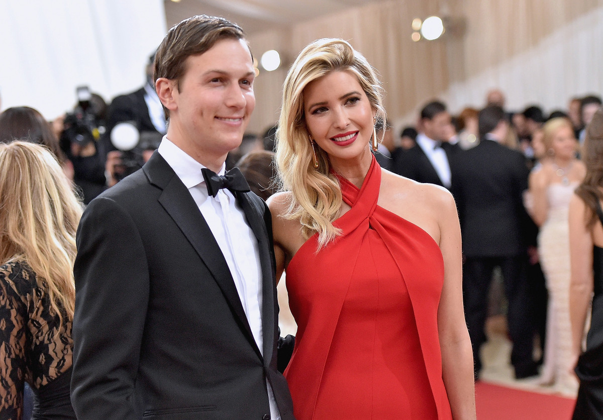 Jared Kushner là chồng của Ivanka Trump cũng đóng vai trò quan trọng trong chính quyền Tổng thống Trump. Sau khi đắc cử Tổng thống Mỹ vào năm 2016, ông Trump bổ nhiệm Kushner giữ chức vụ cố vấn cao cấp Nhà Trắng, phụ trách cả chính sách đối ngoại lẫn đối nội.