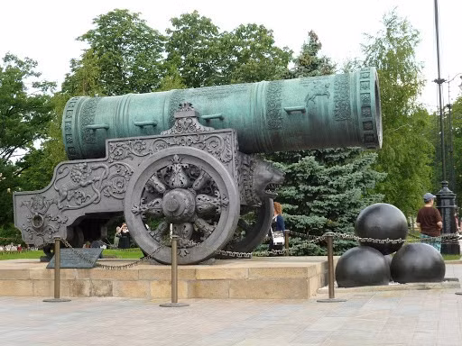 Đại bác Sa hoàng do nghệ nhân đúc đồng Andrei Chokhov chế tạo vào năm 1586. Ban đầu, vũ khí này có tên gọi là Súng săn Nga.