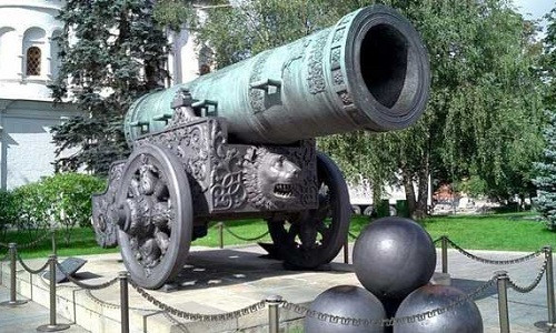 Là một trong những quốc gia có sức mạnh quân sự lớn trên thế giới, Nga nổi tiếng thế giới với nhiều vũ khí khủng. Trong số này, đáng chú ý là đại bác Sa hoàng (Canon Tsar).