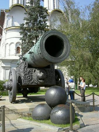 Chính vì vậy, việc di chuyển đại bác Sa hoàng cần đến nhiều binh sĩ khỏe mạnh. Vào năm 1835, đại bác Sa hoàng được đặt trên khung bệ gắn bánh xe có trang trí biểu tượng đầu sư tử.