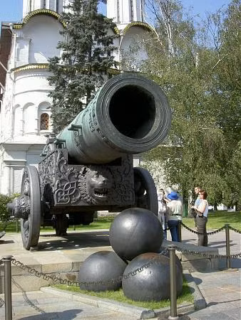 Chính vì vậy, việc di chuyển đại bác Sa hoàng cần đến nhiều binh sĩ khỏe mạnh. Vào năm 1835, đại bác Sa hoàng được đặt trên khung bệ gắn bánh xe có trang trí biểu tượng đầu sư tử.