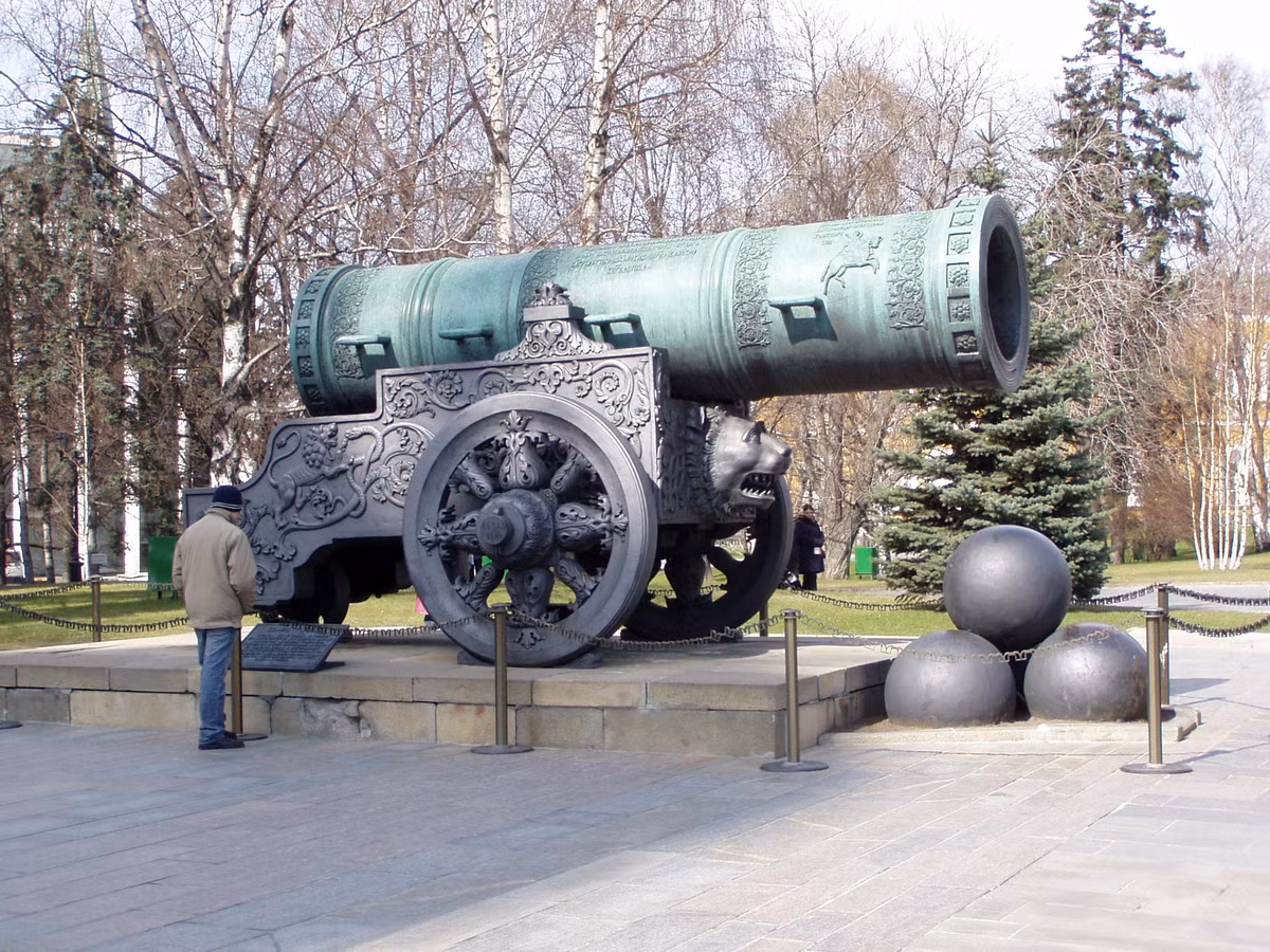 Theo thiết kế, đại bác Sa hoàng có thể bắn ra loại đạn chùm gồm nhiều quả bi sắt. Số bi sắt này có tổng trọng lượng lên tới 800 kg.