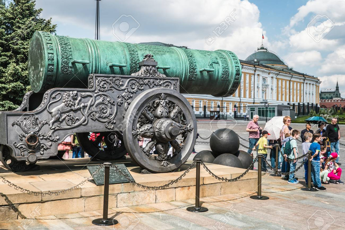 Hàng năm, nhiều du khách trong và ngoài nước đến chiêm ngưỡng vũ khí khủng này khi đến Moscow.