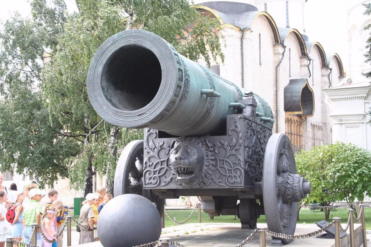 Chokhov chế tạo đại bác Sa hoàng có chiều dài 5,34m, cỡ nòng 120 cm và trọng lượng lên đến 40 tấn.