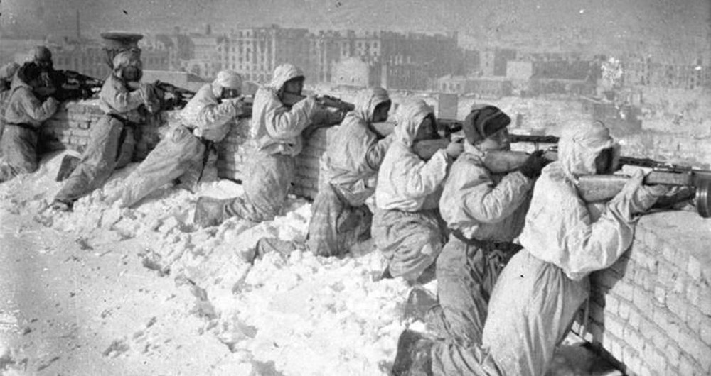 Trong thời gian từ tháng 10/1942 - 1/1943, Zaytsev bắn hạ 242 lính Đức. Với thành tích đáng nể này, Zaytsev được trao danh hiệu Anh hùng Liên bang Xô Viết.