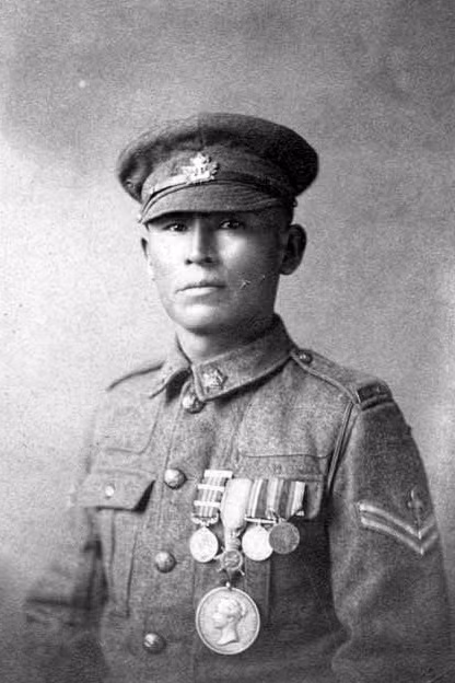 Hạ sĩ Francis Pegahmagabow (1891 - 1952) là một tay súng thiện xạ nổi tiếng trong Thế chiến 1. Binh sĩ này cầm súng chiến đấu cho quân đội Canada.