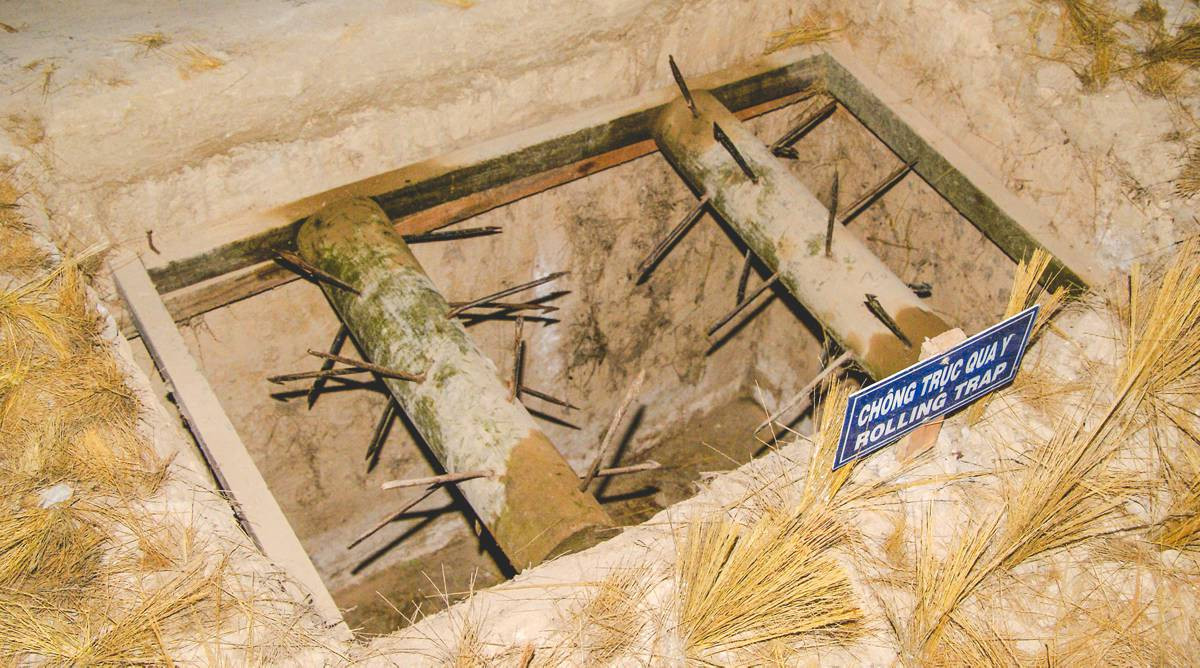 Trên mặt đất và bên trong Địa đạo Củ Chi có rất nhiều ụ chiến đấu, bãi mìn, hố đinh, hầm chông, bẫy... được bố trí thành các cụm liên hoàn tạo ra trận địa vững chắc trong thế trận chiến tranh du kích, gọi là xã chiến đấu.