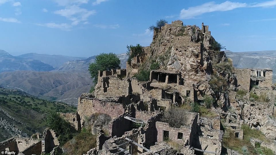 Do nằm ở vị trí cao như vậy nên khi đứng ở những ngôi nhà ở làng cổ Gamsutl, mọi người có thể nhìn thấy cảnh quan thiên nhiên tuyệt đẹp.