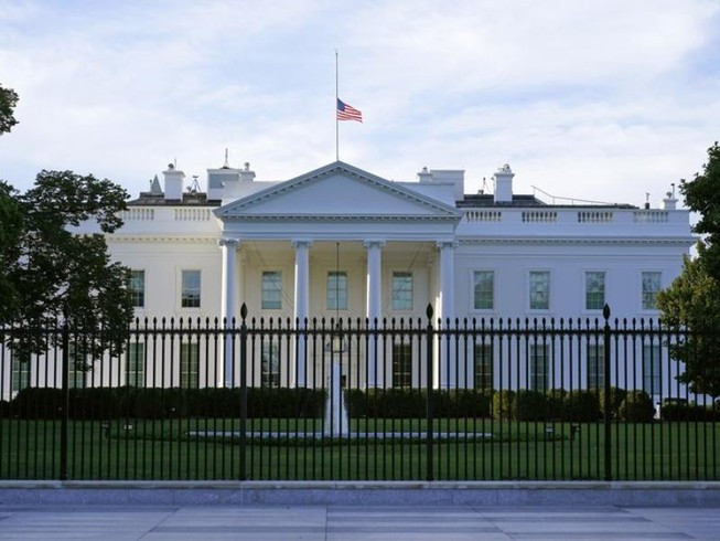 Theo các phương tiện truyền thông ở Mỹ, một phụ nữ tình nghi gửi phong bì có chứa chất độc ricin đến Nhà Trắng đã bị bắt giữ tại cửa khẩu Peace Bridge gần Buffalo, New Yok. Phong bì này đề địa chỉ Nhà Trắng và dường như được gửi từ Canada.