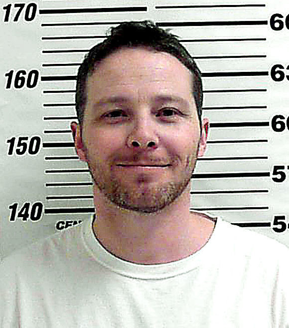 Cụ thể, vào năm 2018, cựu binh hải quân Mỹ William Clyde Allen III, 39 tuổi, bị bắt sau khi gửi thư chứa chất kịch độc ricin hoặc hạt cây thầu dầu (nguồn chiết xuất ricin) cho hàng loạt quan chức chính phủ.