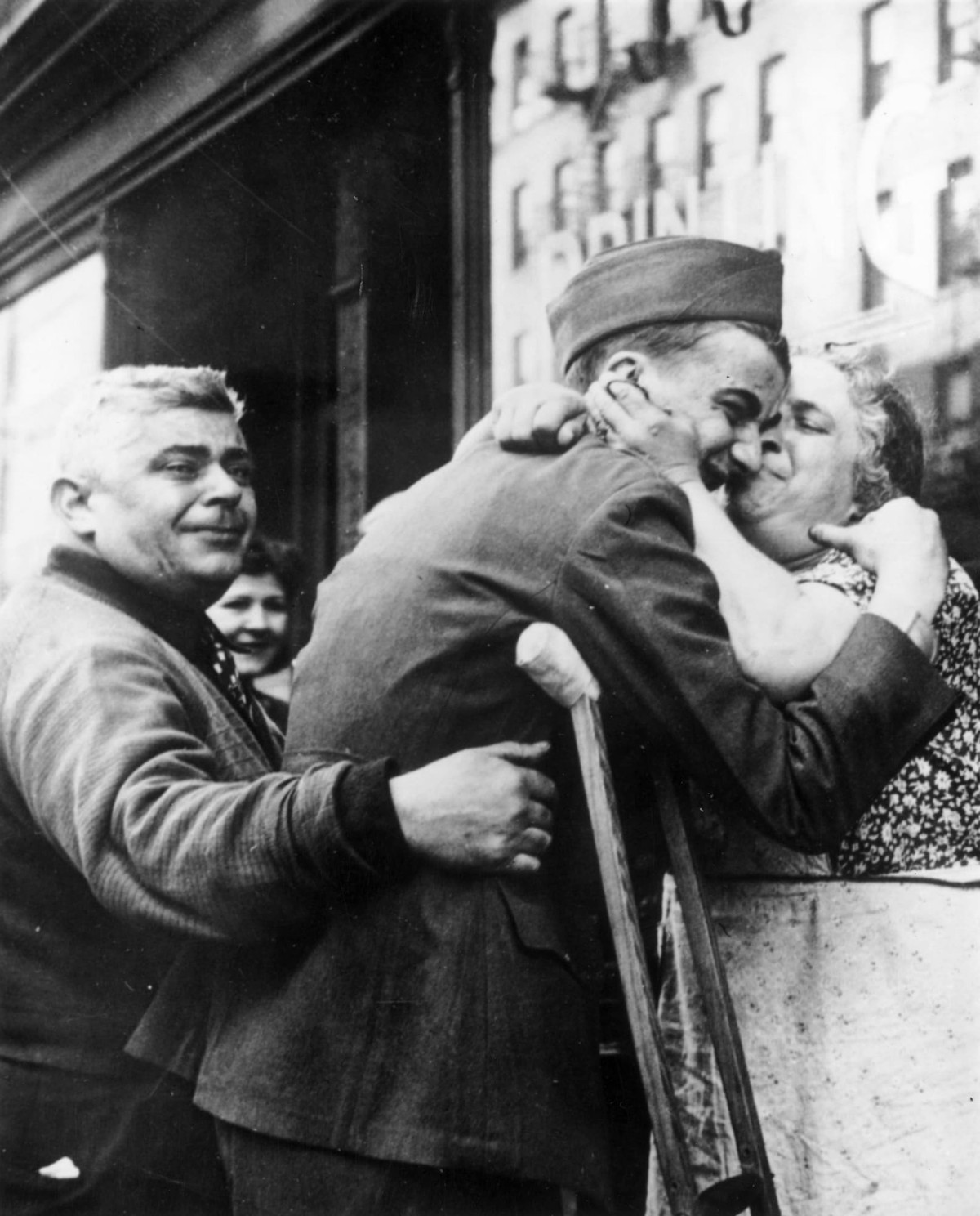 Vào ngày 8/5/1945, phát xít Đức đầu hàng quân đồng minh góp phần kết thúc Thế chiến 2. Khi thông tin này được báo chí các nước đưa tin, người dân ở châu Âu xuống đường ăn mừng, tổ chức tiệc... Trong ảnh, binh sĩ quân đồng minh ôm chặt người dân khi biết tin Thế chiến 2 kết thúc và phe phát xít bị đánh bại hoàn toàn.