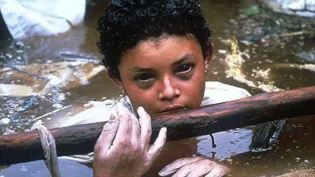 Đôi mắt đen ám ảnh của Omayra Sánchez Garzón, 13 tuổi, người Colombia khiến nhiều người đau lòng. Dù lực lượng cứu hộ cố gắng giải cứu Omayra bị mắc kẹt nhưng không thể và bất lực nhìn cô bé chết dần. Cô bé là một trong những nạn nhân của vụ phun trào núi lửa Nevado del Ruiz tháng 11/1985. Thảm kịch này tạo ra khối bùn núi lửa khổng lồ lớn phá hủy thị trấn Armero và 13 ngôi làng khác ở Tolima. Theo ước tính, khoảng 25.000 người thiệt mạng.