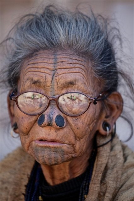 Chính vì quan niệm kỳ lạ này mà một thời người ta dùng những cụm từ như “bộ tộc nguyên thủy”, “thiếu văn minh”, “man rợ”, “gớm ghiếc” để chỉ người Apatani.