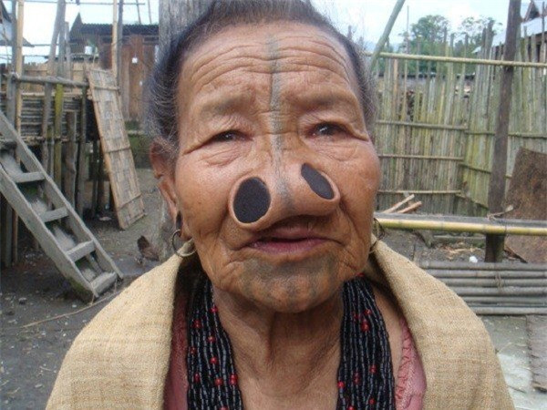 Không khó để nhận ra chiếc mũi đã bị họ làm xấu đi bằng cách kéo to cánh mũi ra và đục 2 lỗ ở cánh mũi, dùng 2 đồng xu nhét vào đó như một món đồ trang sức.