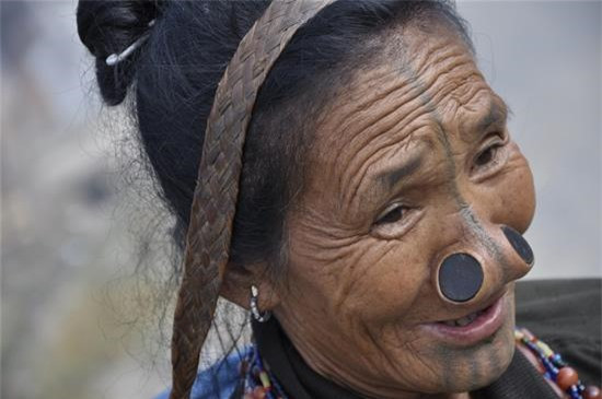 Phong tục này có từ thời xa xưa và nhanh chóng trở thành xu hướng làm đẹp của phụ nữ Apatani. Những người có nút mũi càng to thì càng trở nên quyến rũ, ngược lại, người phụ nữ nào không có chiếc nút mũi thì khó lấy được chồng.