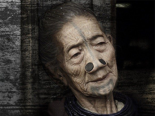 Phong tục kỳ lạ này xuất hiện là do vào thời xưa, các ngôi làng của người Apatani thường xuyên bị bộ tộc khác cướp bóc và hiện tượng bắt cóc phụ nữ xảy ra thường xuyên.