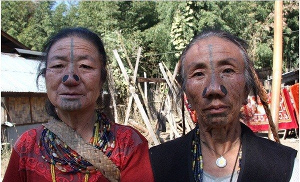 Khi những người phụ nữ này vẫn còn là những cô bé, họ đã được cha mẹ đục mũi và nhét những chiếc nút tròn vào lỗ đục ở cánh mũi. Những chiếc nút cứ lớn dần theo tuổi tác của người phụ nữ. Đến tuổi trưởng thành cũng là lúc chiếc nút mũi to nhất.