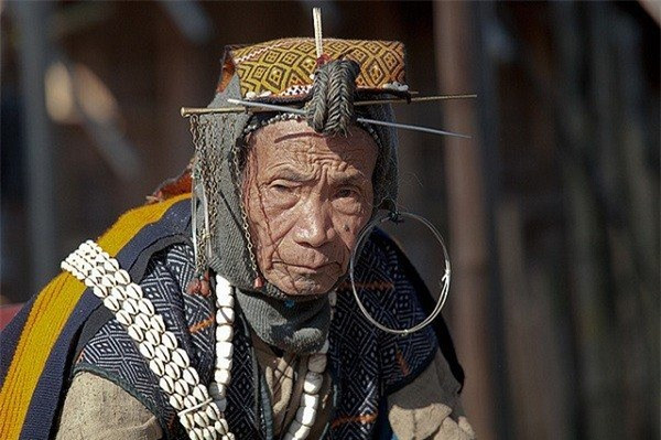 Trong mỗi gia đình người Apatani, người đàn ông chịu trách nhiệm làm những công việc nặng nề như cày bừa, xây nhà và là chủ gia đình, người phụ nữ phải làm nhiều công việc hơn như chăm sóc gia đình, gieo hạt, lên rừng hái rau…