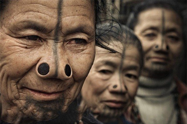 Ngoài việc biến chiếc mũi trở nên dị dạng, họ còn xăm một đường chạy dọc từ trán xuống mũi và năm đường kẻ trên cằm, khiến cho gương mặt trở nên lem luốc.