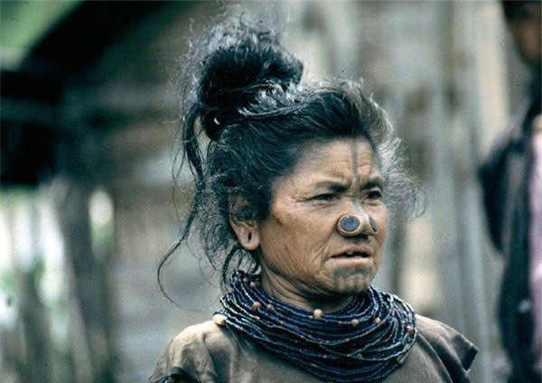 Những người đàn ông ở Apatani có kiểu làm đẹp truyền thống là buộc tóc của mình thành một nút ngay trên trán (tiếng địa phương gọi là piiding) và cố định bằng một thanh đồng dài khoảng 20cm (được gọi là piiding khotu).