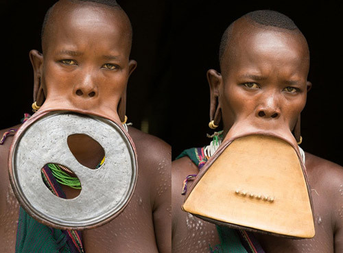 Người Surma thực hiện tập tục này vì coi đó là biểu tượng của vẻ đẹp và đẳng cấp xã hội. Kích thước chiếc đĩa càng lớn thì cô gái càng được đánh giá cao và nhận được nhiều của hồi môn là gia súc khi đi lấy chồng.