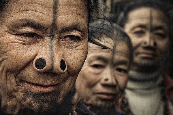 Để giảm bớt sự xinh đẹp và tránh bị bắt cóc, phụ nữ bộ tộc Apatani đeo những nút ở 2 bên ống mũi, vẽ một đường từ trán xuống mũi và 5 đường trên cằm.