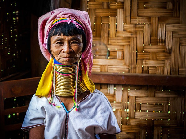 Theo đó, nhiều phụ nữ Kayan đeo rất nhiều vòng kim loại khiến phần cổ có thể dài tới 40 cm. Trọng lượng của những chiếc vòng cộng lại có thể lên đến 16 kg.