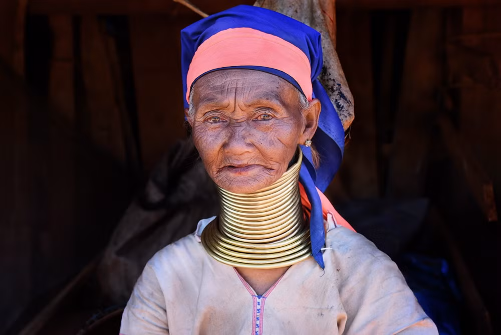 Không những vậy, họ tin rằng đeo càng nhiều vòng ở cổ thì càng có sức hút, có nhiều đàn ông theo đuổi.