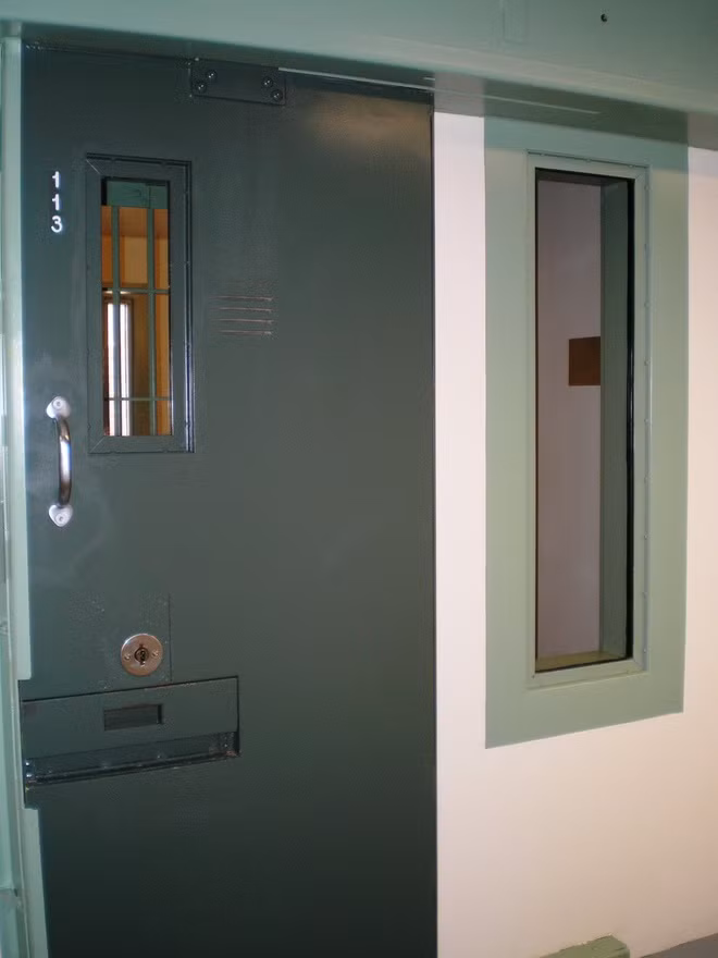 Mỹ xây dựng nhà tù ADX với chi phí khoảng 60 triệu USD. Nơi giam giữ tù nhân nguy hiểm nhất nước Mỹ nằm trên diện tích 240 ha. Mặc dù có diện tích lớn như vậy nhưng nhà tù ADX có sức chứa tối đa 490 tù nhân.