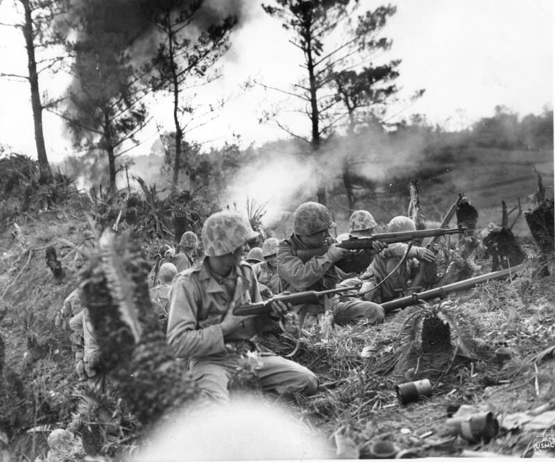 Lính Mỹ đối đầu trực diện với quân Nhật Bản ở chiến trường Okinawa. 