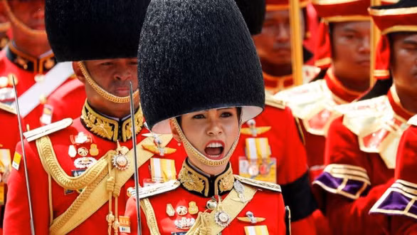 Bà Sineenat từng là y tá quân đội trước khi được tuyển vào phục vụ thái tử Vajiralongkorn - người hiện tại là Quốc vương Thái Lan.