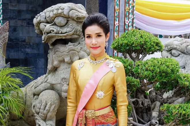 Bà Sineenat sinh năm 1985 tại tỉnh Nan, miền bắc Thái Lan. Hoàng quý phi này tốt nghiệp Học viện Quân y Hoàng gia khi 23 tuổi.