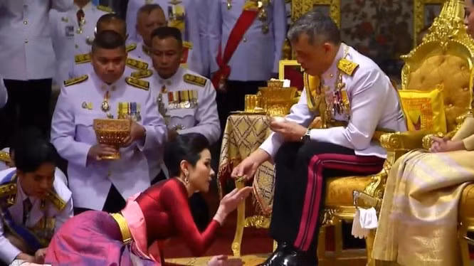 Đây là lần đầu tiên một Quốc vương Thái Lan công khai có hơn một người vợ kể từ khi nền quân chủ chuyên chế kết thúc vào năm 1932. Theo đó, bà Sineenat trở thành Hoàng quý phi đầu tiên của Thái Lan kể từ năm 1921.