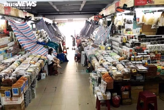 Sau dich COVID-19, tieu thuong cac cho Da Nang moi mon doi khach-Hinh-2