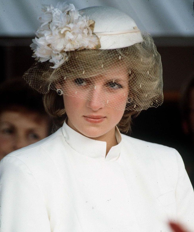 Không chỉ xinh đẹp, Công nương Diana còn có phong cách thời trang ấn tượng. Bà trở thành biểu tượng thời trang quốc tế khi diện các bộ trang phục thanh lịch và sang trọng. Bà được các chuyên gia thời trang đánh giá một trong những người mặc đẹp nhất trên toàn cầu.