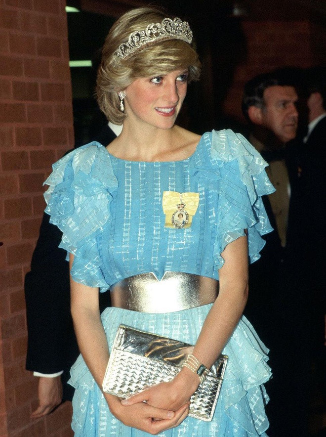 Nhan sắc của Công nương Diana ngày càng mặn mà, sắc sảo với mái tóc vàng, đôi mắt màu xanh, sống mũi cao thanh thoát và nụ cười quyến rũ.