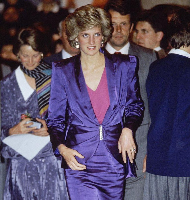 Ngay cả sau khi ly hôn với Thái tử Charles và từ bỏ tước vị, Công nương Diana tiếp tục giúp đỡ những người có hoàn cảnh khó khăn, các hoạt động từ thiện...