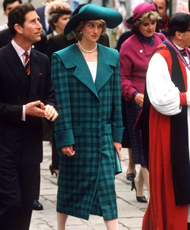 Với thân phận thành viên hoàng gia, Công nương Diana là người đi tiên phong trong trận chiến chống lại căn bệnh thế kỷ AIDS và hỗ trợ cho nhiều tổ chức nhân đạo trên thế giới.