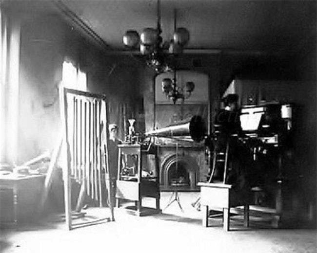 Bức ảnh đầu tiên chụp 1 phòng thu âm năm 1898.