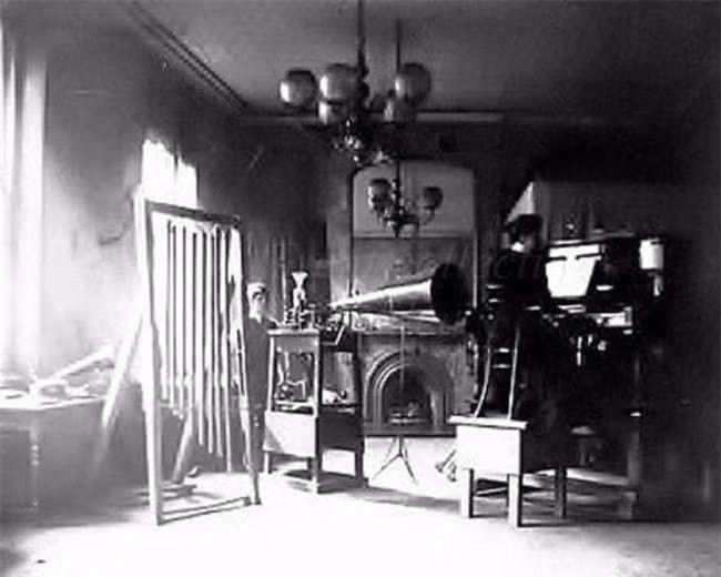 Bức ảnh đầu tiên chụp 1 phòng thu âm năm 1898.