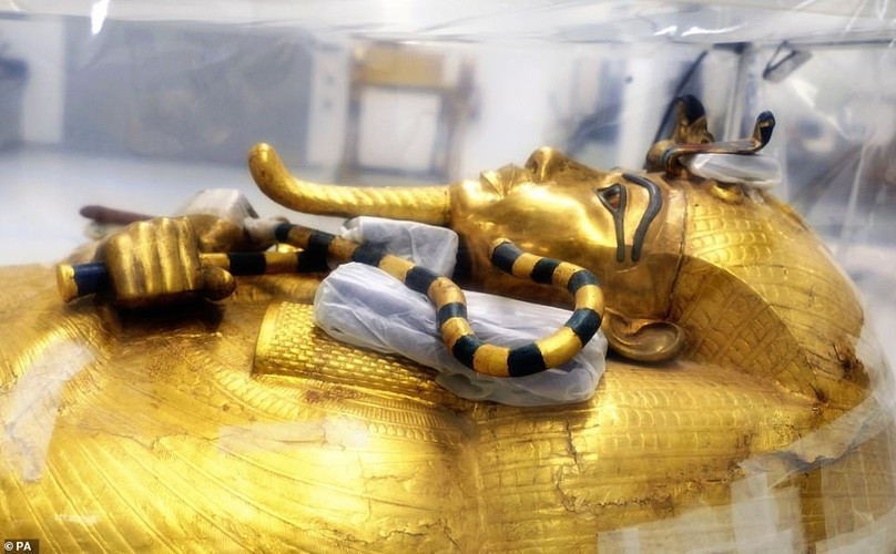 Chiếc quan tài này chứa xác ướp của pharaoh Tutankhamun với gương mặt được bao phủ bằng một chiếc mặt nạ vàng.