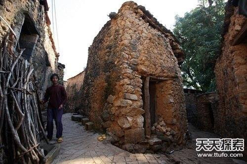 Làng hóa thạch. Ngôi nhà kiểu Laoxudian ở huyện Thạch Bình, phía nam tỉnh Vân Nam: Một chuyên gia khảo cổ đã đến thăm ngôi làng cách đây 2 năm tuyên bố rằng, cư dân địa phương đã xây nhà của họ bằng cách sử dụng một loại hóa thạch có vẻ như vô tận ở khu vực đó.