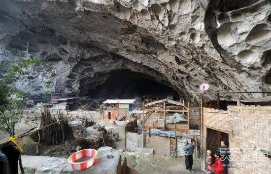 Bộ tộc thượng cổ cuối cùng ở Trung Quốc. Dongmiaozhai ở huyện Tử Vân, tỉnh Quý Châu: Đây được cho là cộng đồng thượng cổ cuối cùng ở Trung Quốc, hoặc thậm chí ở châu Á. Hiện vẫn còn 21 gia đình sống bên trong hang động. Cư dân đầu tiên chuyển đến đó để thoát khỏi bọn cướp.