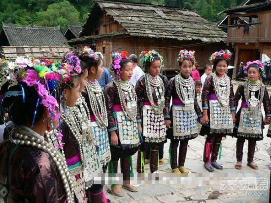 Làng kế hoạch hóa gia đình: Làng Zhanli, tỉnh Quý Châu: Nơi đây nổi tiếng với những nỗ lực ổn định dân số rất thành công. Ngôi làng có 720 người vào năm 1950, và vào năm 1988, con số là 721 người. Trong mười năm qua, chỉ có thêm 10 cư dân mới sinh. Tỷ lệ gia tăng dân số gần bằng 0 vô thời hạn, do tất cả các gia đình đều tuân thủ nghiêm ngặt các chính sách kế hoạch hóa gia đình.