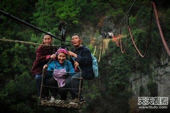 Làng vách đá. Ngôi làng Hongde ở huyện Thủy Thành, tỉnh Quý Châu: Với ga xe lửa gần nhất chỉ cách đó 2 km, ngôi làng có vẻ không nằm ở nơi xa xôi heo hút. Tuy nhiên, tuyến đường này đã bị chia cắt bởi một hẻm núi lớn, và dân làng phải đi qua hẻm núi này trên một cáp treo thủ công rất mong manh cho đến khi chính quyền tỉnh quyết định xây dựng một cây cầu vào năm 2012.