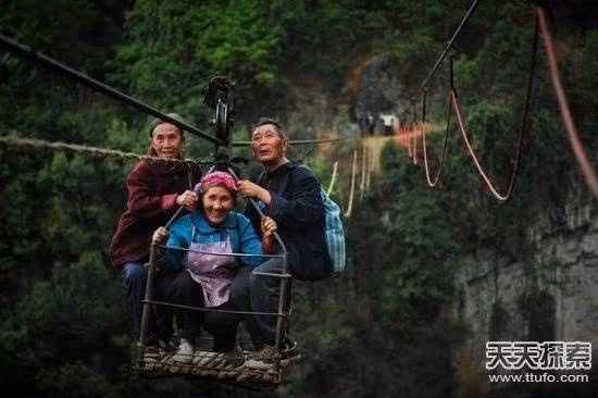 Làng vách đá. Ngôi làng Hongde ở huyện Thủy Thành, tỉnh Quý Châu: Với ga xe lửa gần nhất chỉ cách đó 2 km, ngôi làng có vẻ không nằm ở nơi xa xôi heo hút. Tuy nhiên, tuyến đường này đã bị chia cắt bởi một hẻm núi lớn, và dân làng phải đi qua hẻm núi này trên một cáp treo thủ công rất mong manh cho đến khi chính quyền tỉnh quyết định xây dựng một cây cầu vào năm 2012.